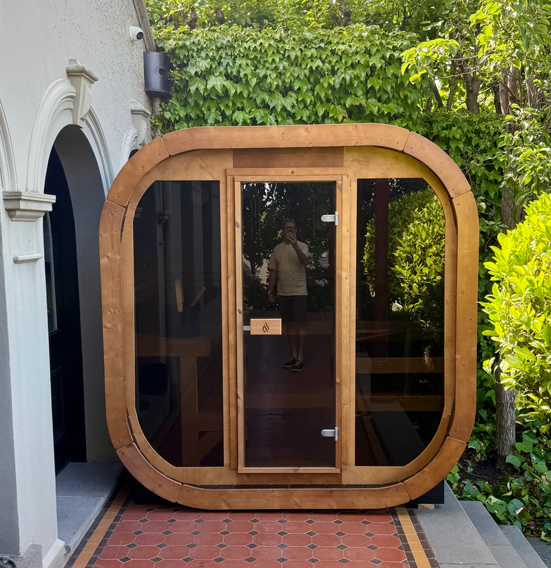 Slotted into a heritage side passage, directly on tessellated tiles.